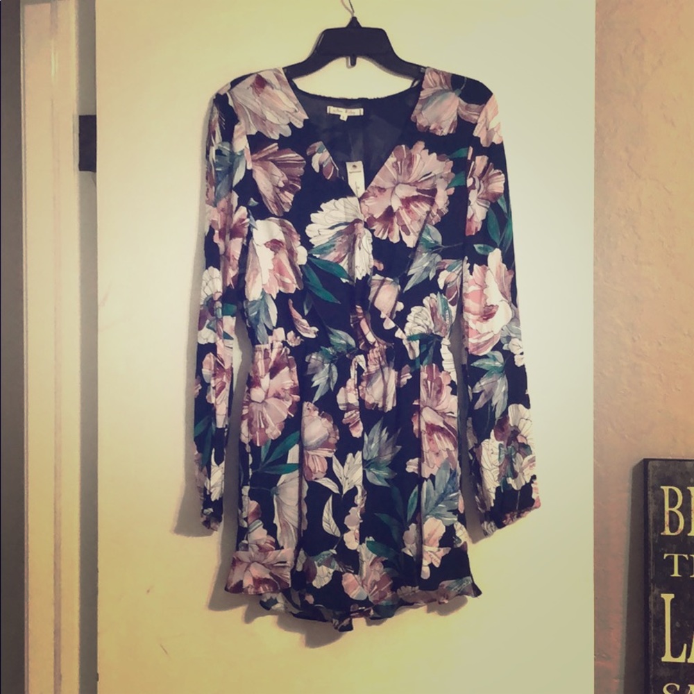 NWT- Willow & Clay floral romper - small